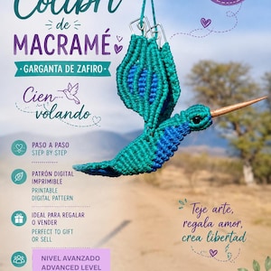 Puede incluir: Un colibrí de macramé en azul y verde azulado colgado de un hilo. La imagen incluye texto como "TUTORIAL Colibrí de MACRAMÉ", "DIY", "PASO A PASO", "PATRÓN DIGITAL IMPRIMIBLE", "NIVEL AVANZADO" y "PATRÓN DIGITAL PDF DESCARGA INMEDIATA".