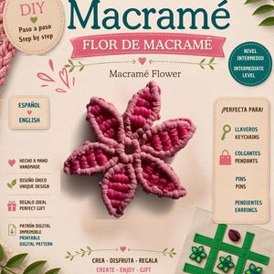 Puede incluir: Una guía tutorial digital para un proyecto de flor de macramé. La portada presenta una flor de macramé rosa, texto en inglés y español, e iconos para llaveros, colgantes, pines y pendientes. Se muestra un pequeño juego de tres en raya.