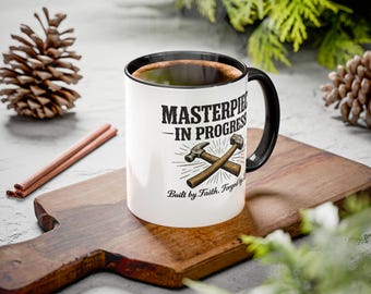 Mok met de tekst "Masterpiece in Progress" | Afbeelding met gekruiste hamers, gebouwd door geloof, gesmeed door het leven.
