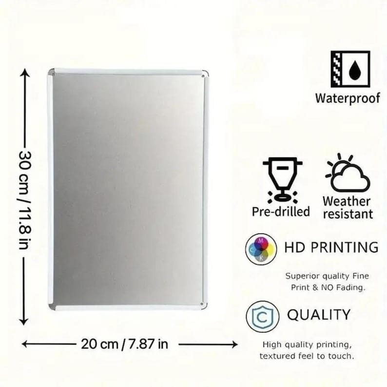 Może przedstawiać: Prostokątny srebrny metalowy szyld o wymiarach 30 cm na 20 cm. Cechy obejmują wodoodporność, odporność na warunki atmosferyczne i nawiercone otwory. Druk HD zapewnia wysoką jakość, brak blaknięcia oraz wyczuwalną w dotyku teksturę powierzchni.
