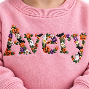 Sweatshirt mit Blumenbuchstaben und Namen für Kleinkinder – Individuell bestickter Halloween-Pullover für Kinder – Personalisiertes Outfit für Süßes oder Saures – Gruseliges Geschenk