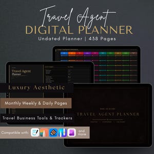 Può includere: Un'agenda digitale per agenti di viaggio con 438 pagine non datate, caratterizzata da un tema scuro con testo dorato. Include pagine mensili, settimanali e giornaliere, promemoria per i contatti con i clienti e strumenti di gestione aziendale.