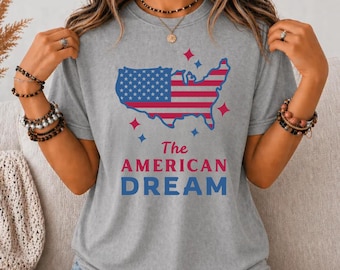 Camiseta "El sueño americano", con estampado de la bandera y el mapa de EE. UU., color blanco. Ropa patriótica que representa el orgullo estadounidense.