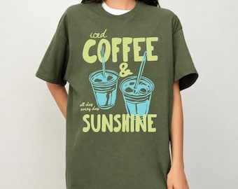 Camiseta retro con estampado de café helado y sol, camiseta para amantes del café de verano.