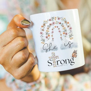 Taza &quot;Ella es fuerte&quot; / Proverbios 31:25 / Taza de café floral cristiana / Regalo de fe con mariposas para mujeres / Taza con escrituras alentadoras