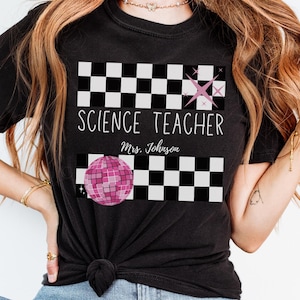 Gepersonaliseerde leraar comfort kleuren shirt | T-shirt met aangepaste cijfernaam | Back to School geruite discobal | Groovy faculteitscadeau