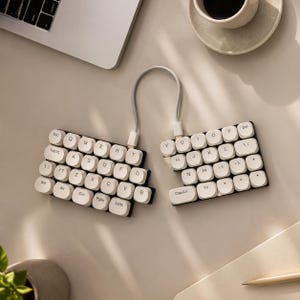 Mechanische Split-Tastatur mit 45 Tasten | Flaches Profil, rote Schalter, QMK-Vial-Pad