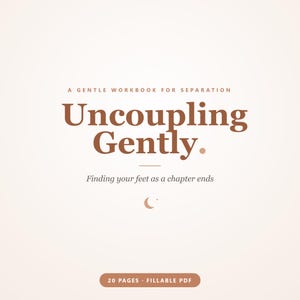 Könnte beinhalten: Ein digitales Arbeitsbuch mit dem Titel Uncoupling Gently. A Gentle Workbook for Separation. Finding your feet as a chapter ends. Das Dokument umfasst 20 Seiten und ist ein ausfüllbares PDF. Brauner Text auf cremefarbenem Grund mit Mondsymbol.