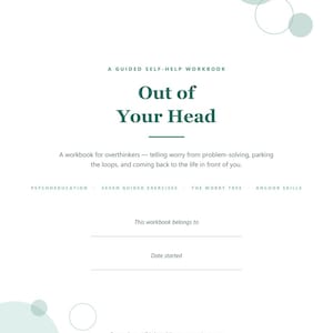 Könnte beinhalten: Ein weißes Arbeitsbuch mit dem Titel Out of Your Head, A Guided Self-Help Workbook. Das Cover zeigt dunkelgrünen Text, hellgrüne Kreise und Abschnitte für einen Namen und ein Datum. Es enthält Unterüberschriften für Psychoedukation.
