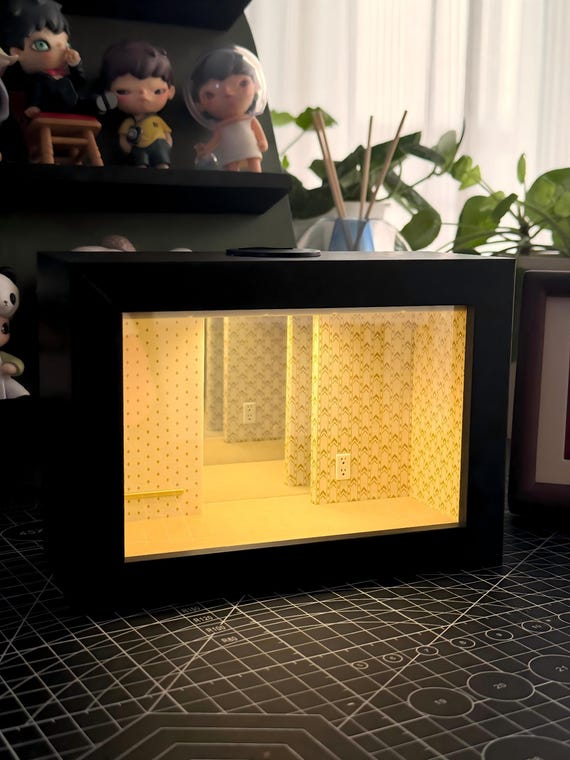 Backrooms Level 0 Infinity Mirror Box , Liminal Space Shadow Box , Handmade  Diorama Desk Decor , Dreamcore Horror Gift ,Figure display