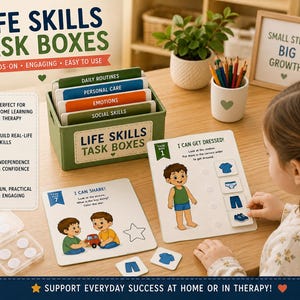 Könnte beinhalten: Eine grüne Kunststoff-Aufbewahrungsbox mit der Aufschrift LIFE SKILLS TASK BOXES enthält farbcodierte Karten für tägliche Routinen, Körperpflege, Emotionen und soziale Fähigkeiten. Zwei Aktivitätskarten mit den Titeln I CAN GET DRESSED und I CAN SHARE liegen bereit.
