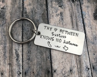 The love between Sisters Knows No distance, Mother's Day Gift, Gift for Sister, Hand Stamped Keychain, Long Distance, Birthday Gift