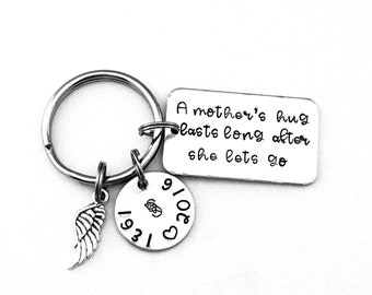 A mother's hug lasts long after she lets go, Hand Stamped Personalized Memorial Keychain, Loss of Mom Gift, Mourning Gift, Grieving Daughter