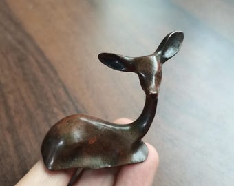 Figurine vintage en cuivre patiné représentant une biche couchée. Sculpture minimaliste en métal représentant un faon. Décoration de bureau. Objet de collection.