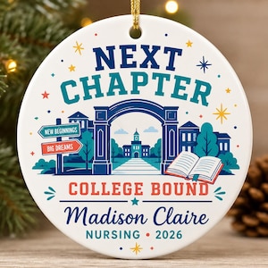 Peut inclure: Une décoration ronde en céramique blanche avec le texte NEXT CHAPTER et COLLEGE BOUND. Le motif comprend une arche de campus bleue, un livre ouvert et un panneau indiquant NEW BEGINNINGS et BIG DREAMS. Personnalisé avec Madison Claire, NURSING, 2026.
