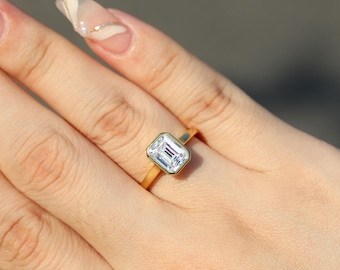 Pierścionek z soliterem Moissanite szlifu szmaragdowego, wykonany metodą laboratoryjną, oprawiony w oprawę ze srebra próby 925