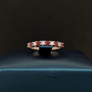 Anillo de media eternidad con delicado rubí y moissanita sintéticos de talla redonda - Plata de ley 925 chapada en oro, piedra natal de julio