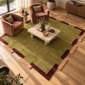Handtuftad nyzeeländsk ullmatta, chartreuse olivgrön och vinröd, geometrisk kant, modern matta