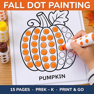Puede incluir: Una hoja de actividades blanca titulada FALL DOT PAINTING con el contorno negro de una calabaza y espacios circulares parcialmente rellenos con puntos de tinta naranja. La palabra PUMPKIN aparece abajo junto a un marcador naranja.