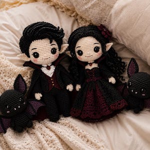 Vampyrfamiljen Vol. 2 Virkmönster PDF, Gotiskt vampyrpar och 2 fladdermössungar Amigurumi, Halloween-dockpaket
