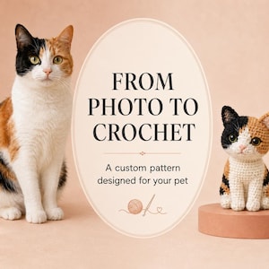 Peut inclure: Un chat calico est assis à côté d'une figurine de chat calico au crochet sur un piédestal. Le texte indique : FROM PHOTO TO CROCHET, A custom pattern designed for your pet. Le chat au crochet présente du fil noir, orange et blanc.