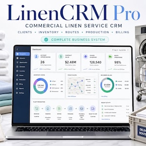 Könnte beinhalten: Ein Laptop zeigt das LinenCRM Pro Dashboard mit Daten zu Kunden, Inventar, Routen, Produktion und Abrechnung. Daneben liegen gefaltete Wäsche, ein RFID-Tag, eine gewerbliche Waschmaschine, ein Metallwagen und eine Kunststoffkiste.