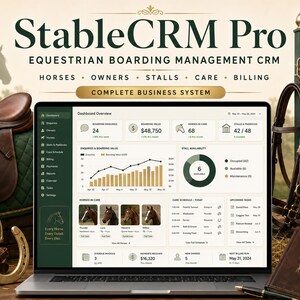 Peut inclure: Un ordinateur portable affichant le tableau de bord StableCRM Pro, un système de gestion de pension équestre. L'écran présente des données sur les chevaux, les propriétaires, les boxes, les soins et la facturation avec des graphiques et listes.