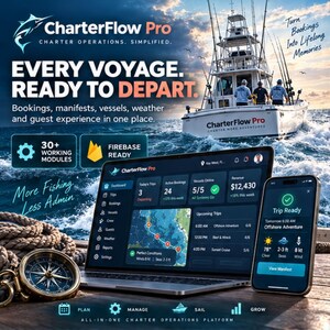 Może przedstawiać: Laptop i smartfon wyświetlają interfejs CharterFlow Pro z danymi o rejsach, przychodach i pogodzie. Mosiężny kompas spoczywa na drewnianej powierzchni, a w tle widać łódź rybacką na oceanie podczas zachodu słońca.