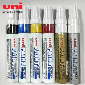Peut inclure: Un ensemble de six marqueurs à peinture à base d'huile Uni Mitsubishi Pencil PX-30 en noir, bleu, jaune, rouge, or et argent. Chaque marqueur présente un capuchon blanc, un corps blanc avec du texte bleu et rouge et la marque Uni Paint.