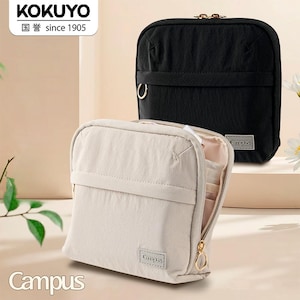 Peut inclure: Deux trousses carrées Kokuyo Campus, une noire et une beige. Chaque trousse présente une sangle horizontale sur le devant, une tirette de fermeture éclair circulaire dorée et une petite étiquette rectangulaire avec le texte Campus.