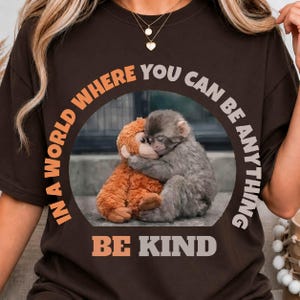 親切な猿のTシャツ SVG PNG、親切心を鼓舞するアート（デジタルダウンロード）