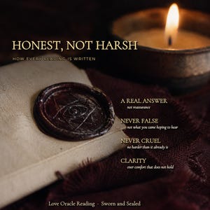 K&ouml;nnte beinhalten: Ein beigefarbener Umschlag mit einem dunkelbraunen Wachssiegel, das ein Auge zeigt. Der Text lautet: HONEST, NOT HARSH, HOW EVERY READING IS WRITTEN, A REAL ANSWER, NEVER FALSE, NEVER CRUEL, CLARITY, Love Oracle Reading, Sworn and Sealed. Eine Kerze brennt.