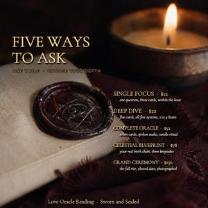 K&ouml;nnte beinhalten: Ein dunkles Wachssiegel mit einem Augensymbol liegt auf einem hellen Umschlag. Der Text lautet: FIVE WAYS TO ASK, ONE TABLE, CHOOSE YOUR DEPTH, SINGLE FOCUS, DEEP DIVE, COMPLETE ORACLE, CELESTIAL BLUEPRINT, GRAND CEREMONY, LOVE ORACLE READING, SWORN AND SEALED.