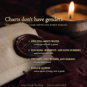 K&ouml;nnte beinhalten: Ein Pergamentdokument mit einem dunkelroten Wachssiegel, das ein Augensymbol zeigt, neben einer brennenden Kerze. Der Text lautet: Charts don't have genders. THE READING IS THE SAME DEPTH FOR EVERY PAIRING. FIRE STILL MEETS WATER. SUN SIGNS, ELEMENTS, LIFE PATH NUMBERS. TWO MEN, TWO WOMEN, ANY PAIRING. KINGS & QUEENS. Love Oracle Reading, Sworn and Sealed.