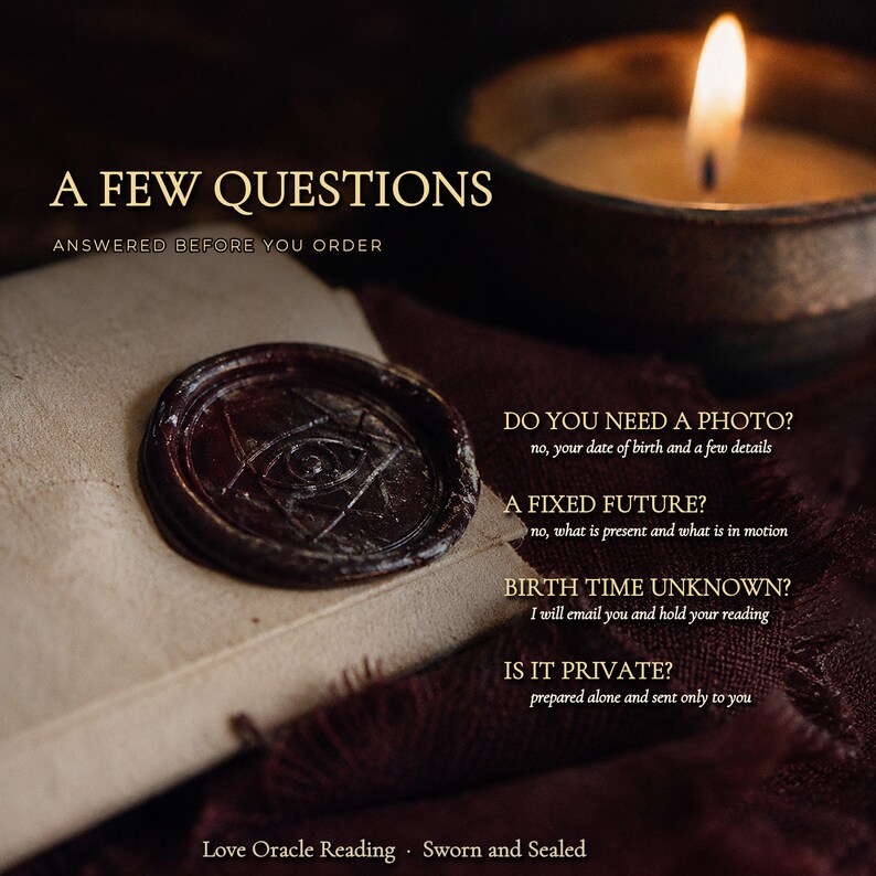 K&ouml;nnte beinhalten: Ein cremefarbener Umschlag mit einem dunkelbraunen Wachssiegel, das ein Augensymbol zeigt. Der Text lautet: A FEW QUESTIONS, DO YOU NEED A PHOTO?, A FIXED FUTURE?, BIRTH TIME UNKNOWN?, IS IT PRIVATE?, Love Oracle Reading, Sworn and Sealed.