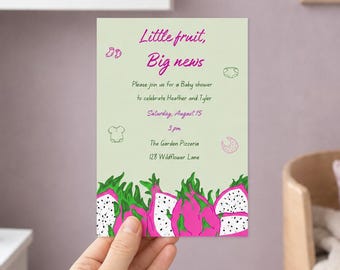 Uitnodiging voor een babyshower met drakenfruitmotief, handgetekende tropische en baby-afbeeldingen, bewerkbare Canva-sjabloon (5x7 en mobiel), Little Fruit Big News
