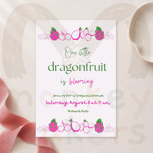 Puede incluir: Una tarjeta de invitación rectangular con fondo blanco e ilustraciones de pitayas rosas y verdes en la parte superior e inferior. El texto dice: Our little dragonfruit is blooming, join us for a tropical brunch, Saturday, August 8 at 11 am, Orchard Park.