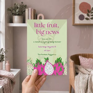 Puede incluir: Una tarjeta de invitación rectangular para baby shower con fondo verde claro y dibujos de pitahayas rosas en la parte inferior. El texto dice: little fruit, big news, Join us for a sweet and juicy baby shower, Saturday, August 15 at 3 pm, The Garden Pizzeria.