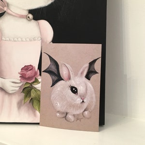 Sztuka Halloween, Bat Bunny, sztuka gotycka, horror, upiorny, mroczna sztuka, niski brwi - MINI PRINT Pop Surrealism Lowbrow Art Print By Autumn