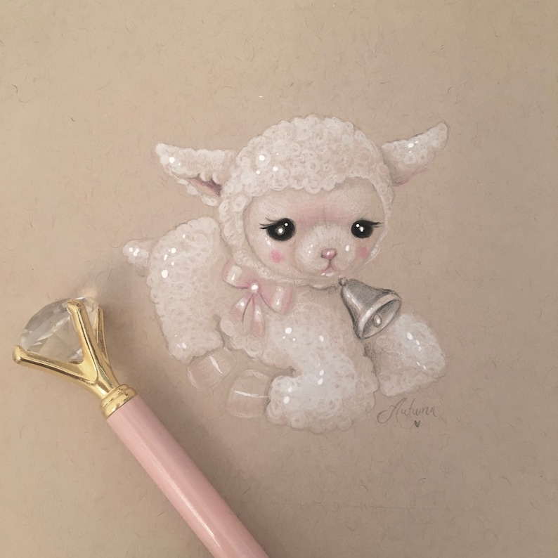 Puede incluir: Un cordero blanco con un lazo rosa y una campana plateada, dibujado en colores pastel sobre un fondo beige.
