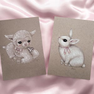 Decoración de pared estilo cottagecore primaveral "Little Corderito", lazo rosa, coqueta, muñeca, lámina vintage de Pascua - By Autumn imagen 3