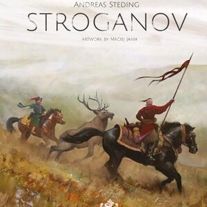 Può includere: La copertina della scatola del gioco da tavolo Stroganov di Andreas Steding con illustrazioni di Maciej Janik. L'immagine mostra due cavalieri a cavallo e un grande cervo che corrono in un paesaggio erboso. Il titolo Stroganov è centrato.