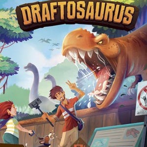 Puede incluir: El juego de mesa Draftosaurus muestra un gran dinosaurio marrón con la boca abierta, una persona tomándose un selfie con un teléfono en un palo, otra con un perro y dinosaurios de cuello largo. El título Draftosaurus está en la parte superior.