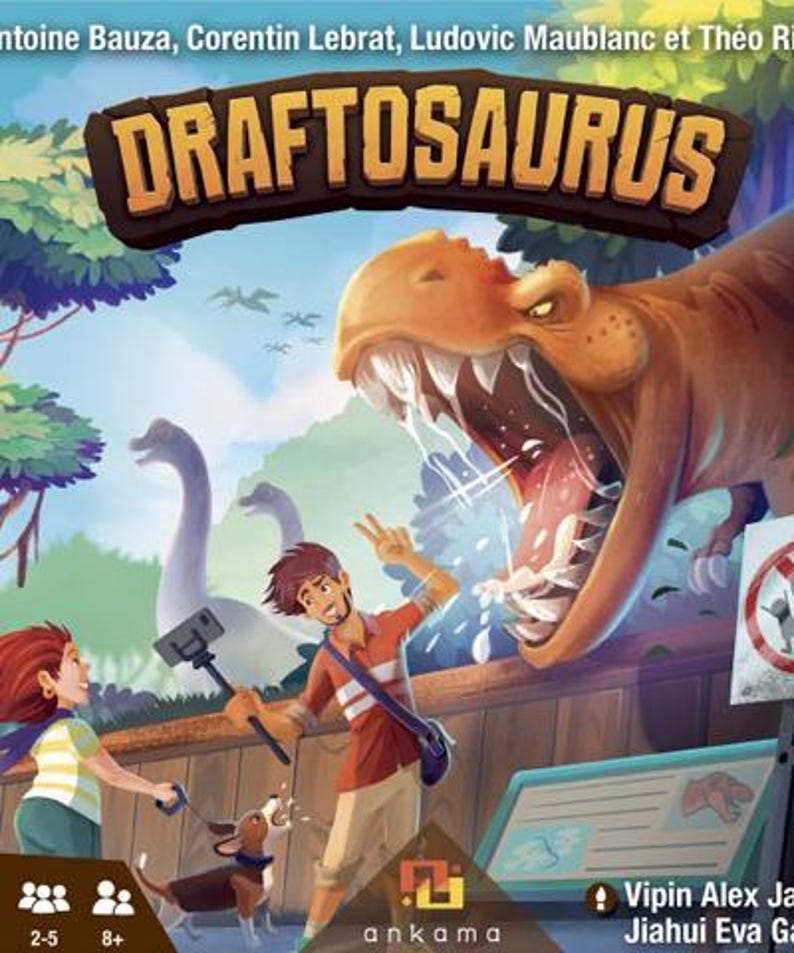Pode incluir: O jogo de tabuleiro Draftosaurus apresenta um grande dinossauro castanho de boca aberta, uma pessoa a tirar uma selfie com um telem&oacute;vel num pau, outra com um c&atilde;o e dinossauros de pesco&ccedil;o comprido. O t&iacute;tulo Draftosaurus est&aacute; no topo.
