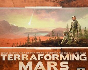 Pode incluir: A caixa do jogo de tabuleiro Terraforming Mars apresenta uma paisagem marciana vermelha com duas figuras em trajes espaciais brancos. O título Terraforming Mars está impresso em letras brancas grandes. Inclui Jacob Fryxelius e Stronghold Games.