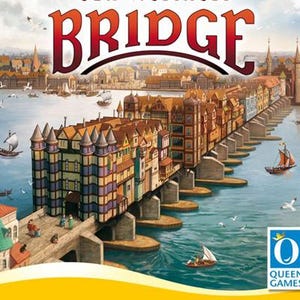 Op de afbeelding: De doos van het bordspel Old London Bridge toont een illustratie van een historische brug met vakwerkhuizen over een rivier met zeilboten, meeuwen en het Queen Games-logo in de hoek.