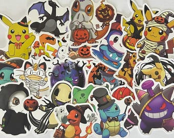 Op de afbeelding: Een verzameling gestanste vinylstickers met diverse cartoonfiguren in Halloween-kostuums, waaronder personages verkleed als mummies, heksen en geesten, samen met pompoenlantaarns en griezelige accessoires in levendige kleuren.