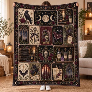 Puede incluir: Una manta rectangular con un patrón de cuadrícula de inspiración gótica oscura. Las ilustraciones incluyen un cuervo, una calavera en una campana de cristal, una polilla, frascos etiquetados como Moon Water, Love y Protection, velas y una llave.