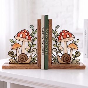 Boekensteunen in de vorm van een paddenstoel of slak, handgemaakt van gebrandschilderd glas en van hout, een perfect cadeau voor boekenliefhebbers.