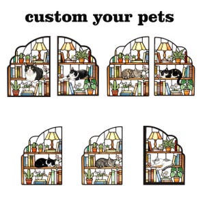 Puede incluir: Siete paneles decorativos con el texto "custom your pets" en la parte superior. Cada panel muestra una ilustraci&oacute;n estilo vidriera de una estanter&iacute;a con varios gatos, plantas en macetas, libros y una l&aacute;mpara. Los dise&ntilde;os tienen contornos negros.